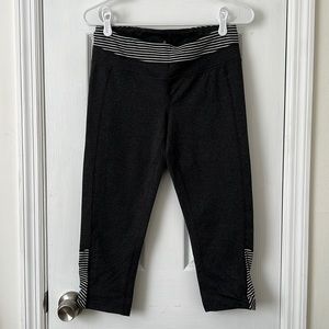 Athleta M Black and Grey Striped Pattern Cropped Leggings